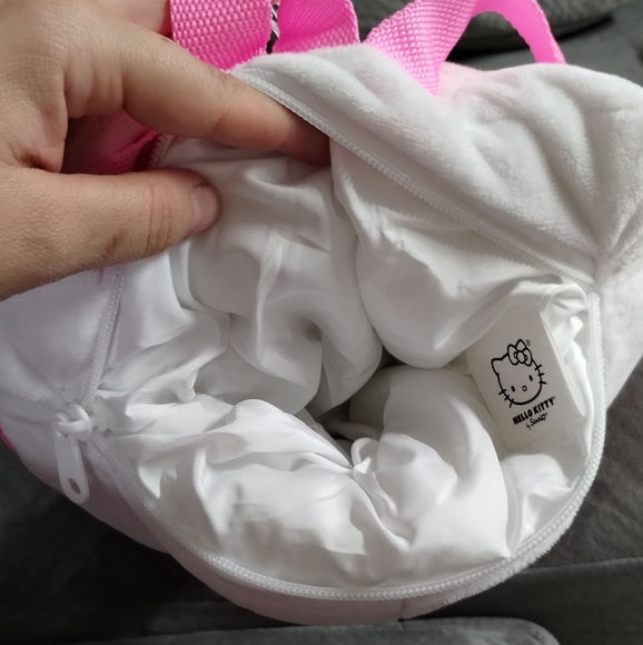 Hello Kitty Plush Backpack - Picture 4 of 4